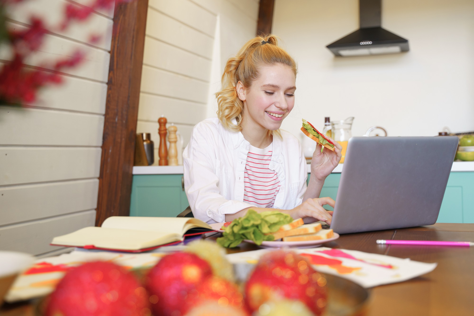 Studente segue ricetta passo passo
